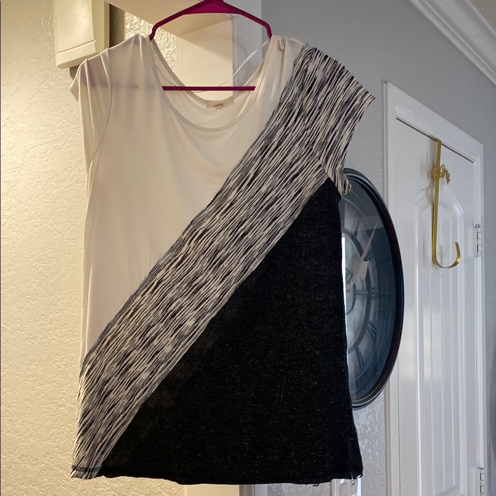 Mystree Cream and Gray Asymmetrical Cap Sleeve Tee
